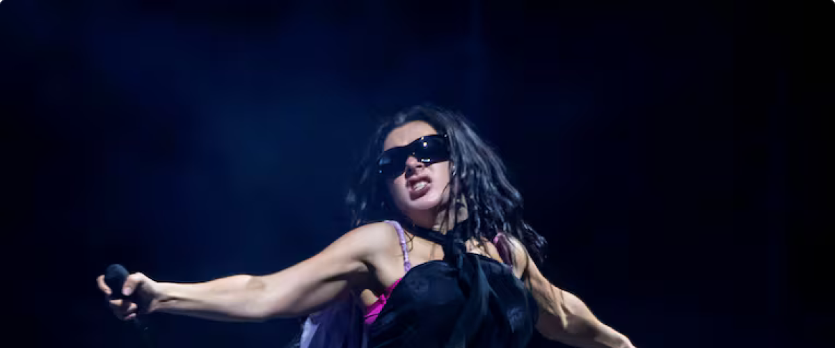 Mais qu’est-ce qu’ils ont tous avec Charli XCX ?