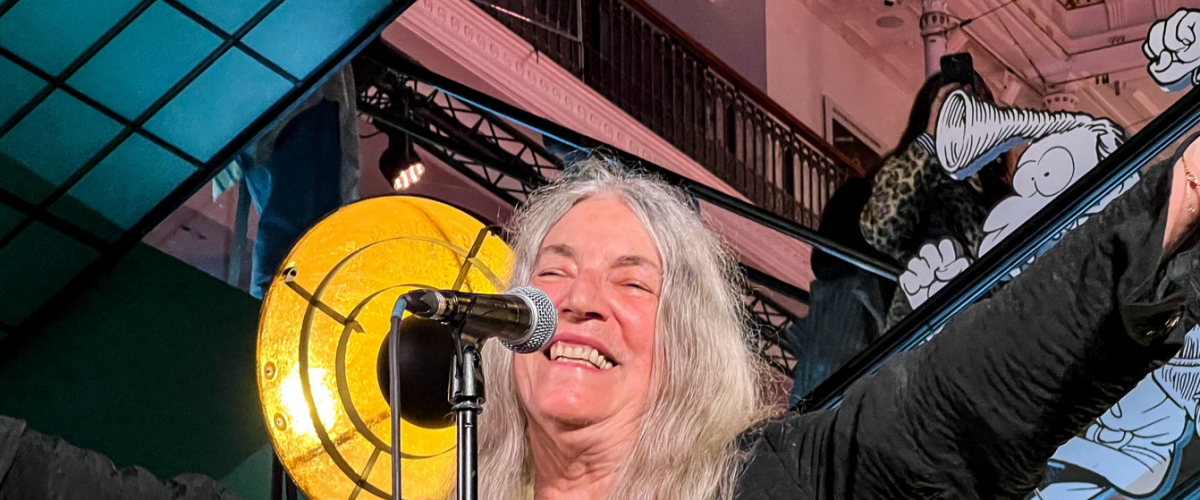 Patti Smith en séance de dédicace chez Ici Librairie à Paris