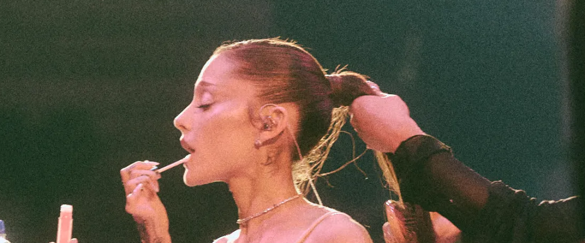 Ariana Grande fait des retouches maquillage sur scène