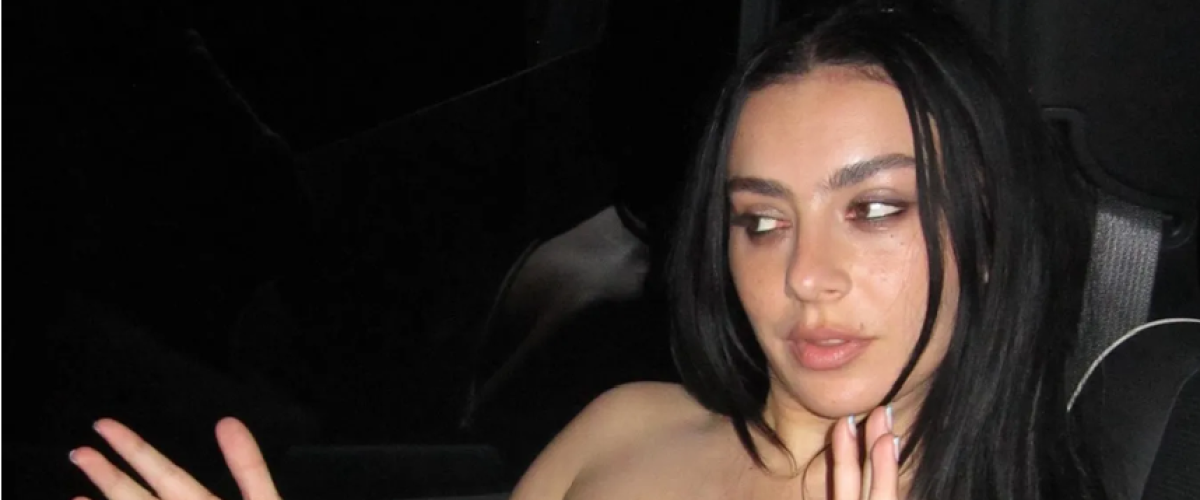 Charli xcx se réinvente en rockstar avec Music, Fashion, Film, un album conçu en 10 jours à Paris