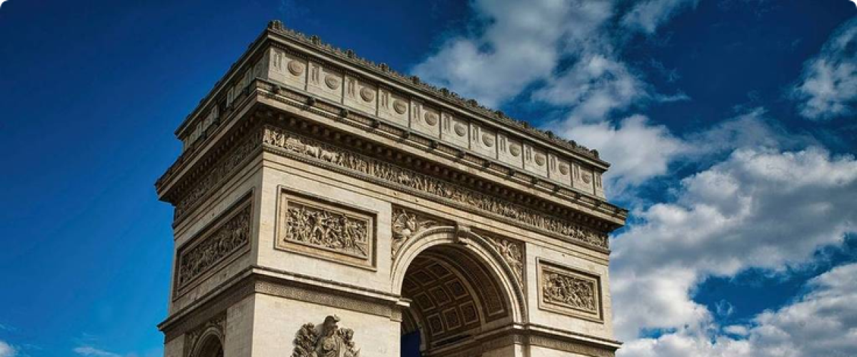 Peu de Parisiens le savent, mais avant l’Arc de triomphe, un éléphant géant a failli être bâti sur la place de l’Étoile