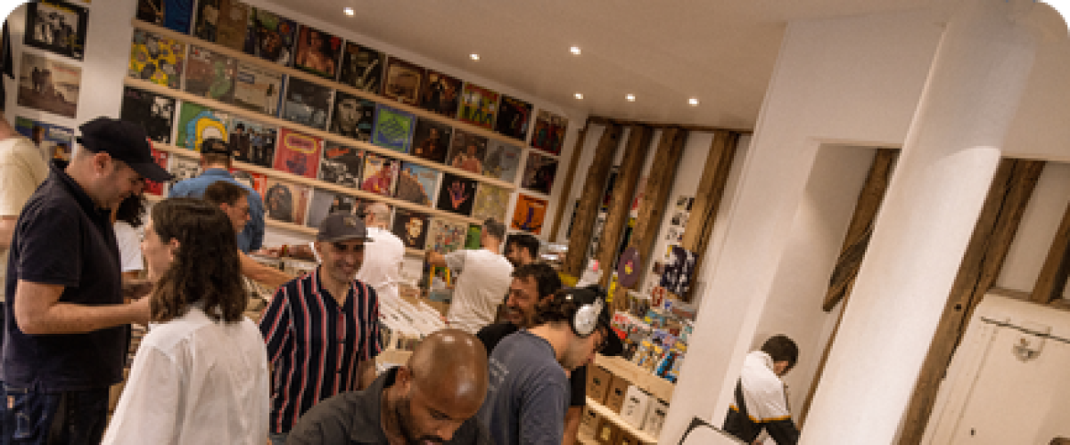 Le disquaire parisien A-One organise sa grande braderie de rentrée au Bar Gallia