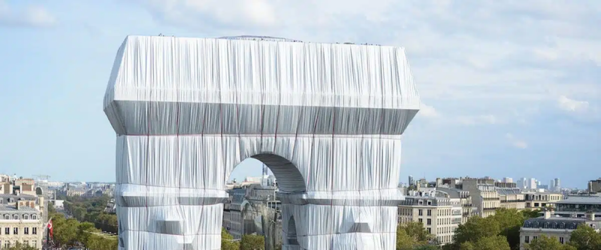 Saviez-vous que l’Arc de Triomphe n’a jamais été achevé ? Une exposition à la rentrée lève le voile sur ce mystère