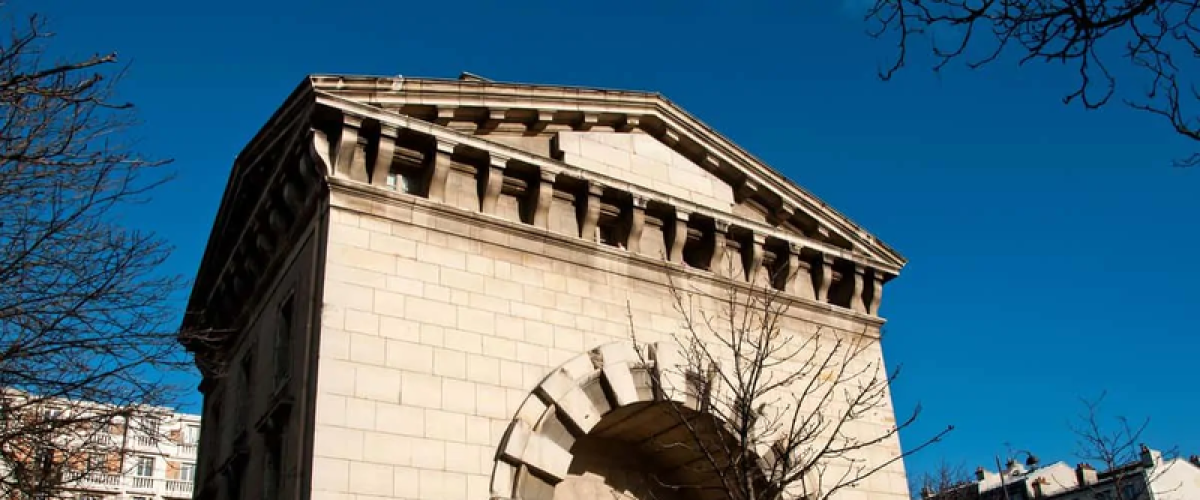 Saviez-vous qu’un deuxième Arc de triomphe devait être construit entre ces colonnes aux symboles légendaires ?