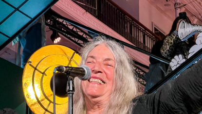 Patti Smith en séance de dédicace chez Ici Librairie à Paris