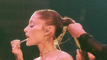 Ariana Grande fait des retouches maquillage sur scène
