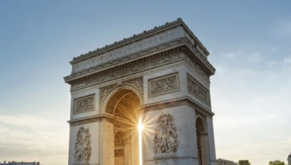 Vidéo : pourquoi cet avion est-il passé sous l’Arc de Triomphe en 1919 ?