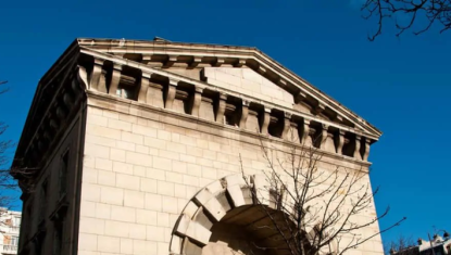 Saviez-vous qu’un deuxième Arc de triomphe devait être construit entre ces colonnes aux symboles légendaires ?