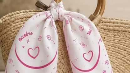 Octobre rose : les foulards solidaires de Delphine Goyon, de Vaison-la-Romaine à l’Institut Curie